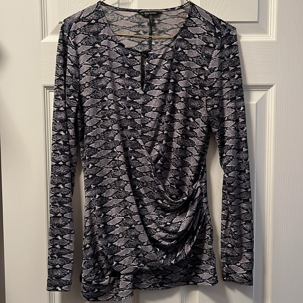 3/$20 - Daisy Fuentes Snakeskin Long Sleeve Top, sz S